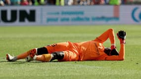 Mory Diaw effondré au sol après avoir reçu un pétard de la part d'un supporter montpelliérain