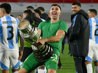 Emiliano Martinez reproduit sa célbration obscène avec la Copa America après Argentine-Chili (3-0, qualifs Coupe du monde 2026), le 5 septembre 2024