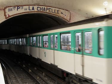 Métro sur la ligne 12 à Paris.