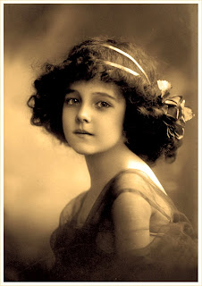 foto vintage de niña antigua en sepia