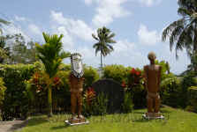 Yap_statues.jpg (310114 bytes)