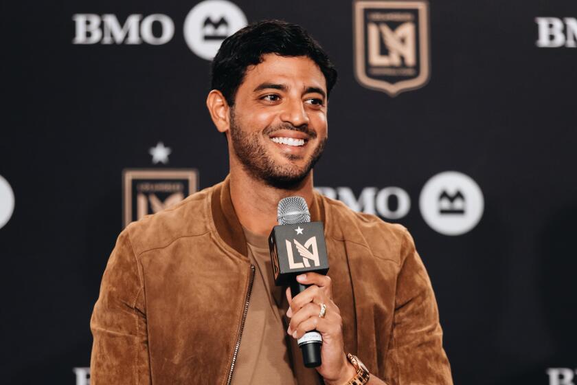 Carlos Vela es presentado en conferencia de prensa tras el anuncio de su regreso.