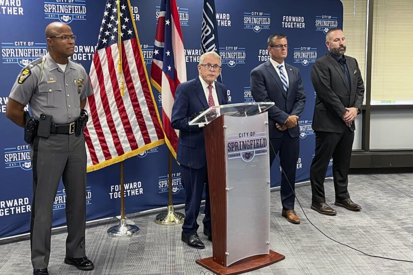 El gobernador republicano de Ohio, Mike DeWine, ofrece una rueda de prensa el lunes 16 de septiembre de 2024 en el ayuntamiento de Springfield, Ohio. (AP Foto/Patrick Aftoora Orsagos)