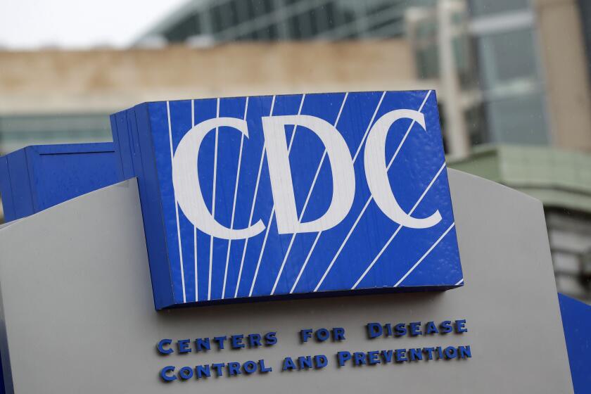 ARCHIVO - Esta fotografía del 15 de marzo de 2020 muestra el logotipo de los Centros para el Control y la Prevención de Enfermedades (CDC, por sus siglas en inglés), en Atlanta. (AP Foto/John Bazemore, archivo)