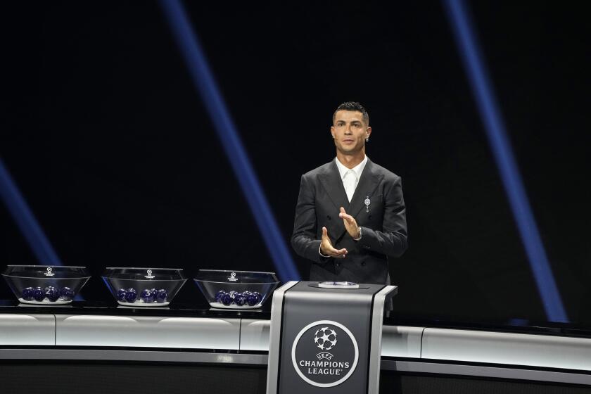 Cristiano Ronaldo durante el sorteo del nuevo formato de la Liga de Campeones, el jueves 29 de agosto de 2024, en Mónaco. (AP Foto/Gregorio Borgia)