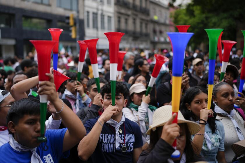 Varias personas tocan cornetas en una marcha a favor de la reforma judicial propuesta por el gobierno, frente a la sede de la Suprema Corte en Ciudad de México, el jueves 5 de septiembre de 2024. (AP Photo/Eduardo Verdugo)