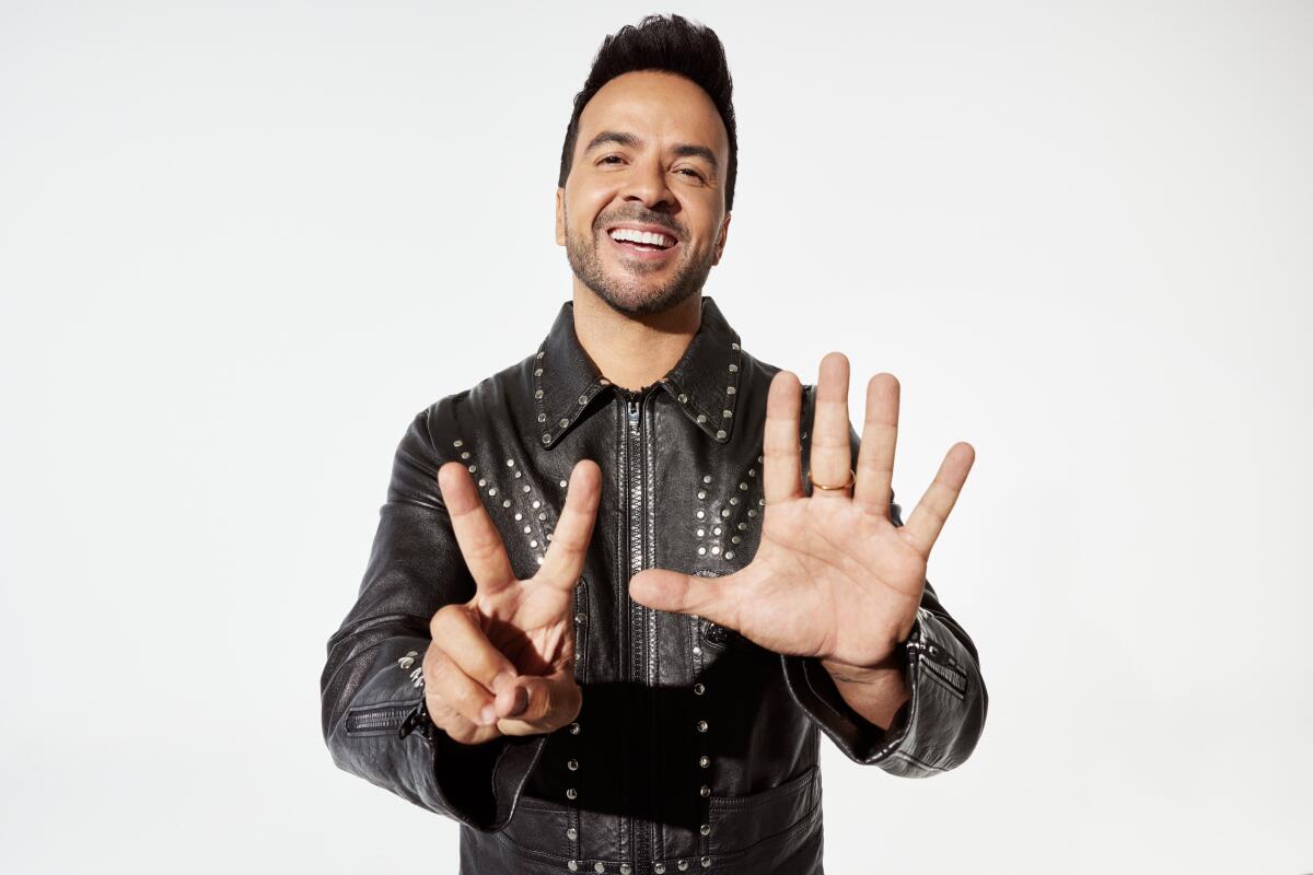 Luis Fonsi participó en el anuncio de las nominaciones y también fue nominado por su álbum El Viaje.