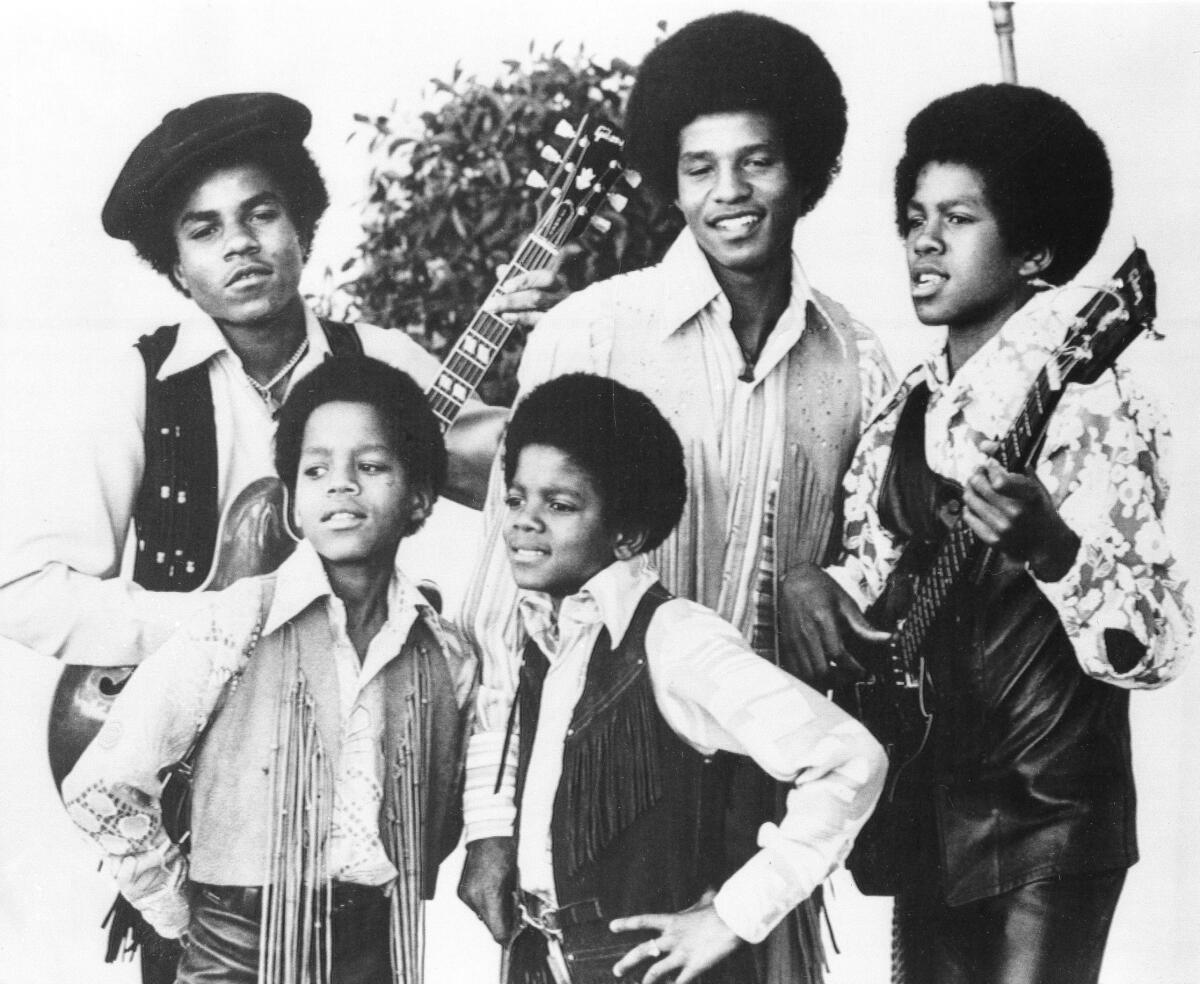 ARCHIVO - Los Jackson 5, Michael Jackson, frente a la derecha