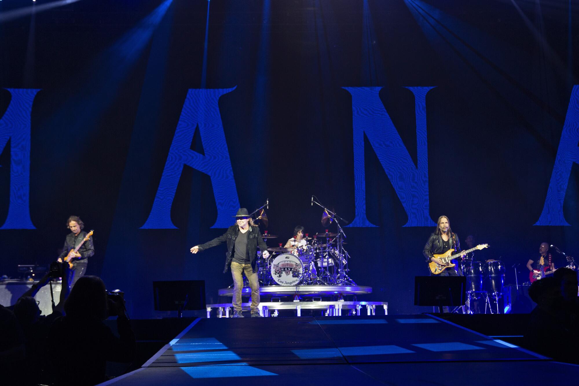 Maná durante su primer concierto de la residencia en el Forum de Inglewood.