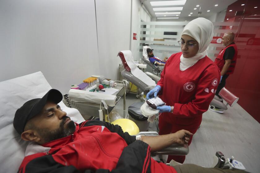 Gente donando sangre para personas heridas por la explosión de dispositivos portátiles en un centro de Cruz Roja, en la ciudad sureña de Sidon, Líbano, el martes 17 de septiembre de 2024. (AP Foto/Mohammed Zaatari)