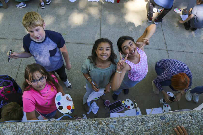 Alumnos posan para una foto mientras pintan un mural en la escuela Spokane Community College en mayo del 2024, en Spokane, Washington. Foto suministrada por el Distrito Escolar de Spokane. (Distrito Escolar de Spokane via AP)