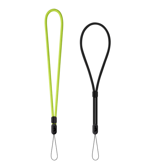 To Tech21 Lanyards til AirPods Pro (2. generation), stropperne er justeret til forskellige anvendelser