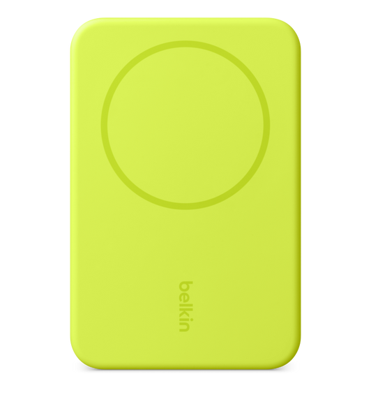 Belkin BoostCharge Pro Magnetic Power Bank、前面、四隅が丸みを帯びた長方形、上部に円形の充電パッド、下部にBelkinのロゴ