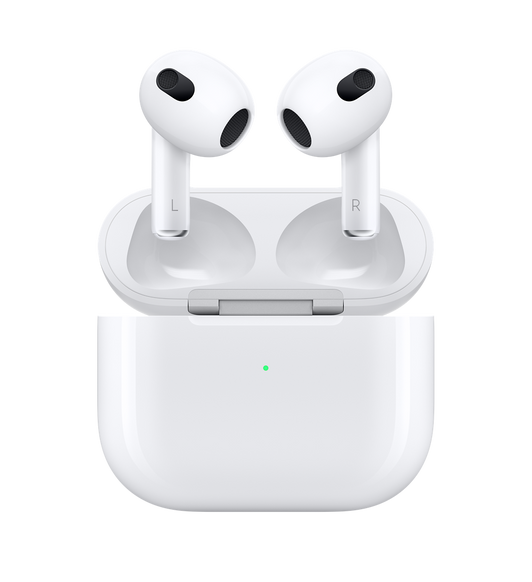 AirPods（第3世代）の前面。フル充電され、開いた状態の充電ケースの上に配置されている。 