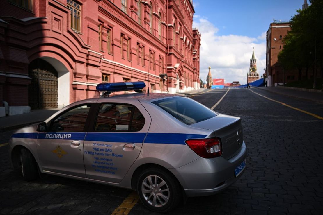 Un coche de policía aparcado en el borde de la Plaza Roja, en el centro de Moscú, el 3 de mayo de 2023.