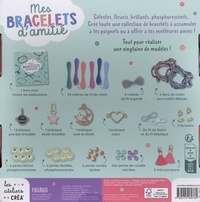 Mes bracelets d'amitié. Avec 24 mètres de fil de coton, 2 mètres de fil argenté, 2 liens de coton aux motifs délicats, 4 breloques, du fil de nylon et du fil élastique, 2 fermoirs, des perles et 2 mini pompons