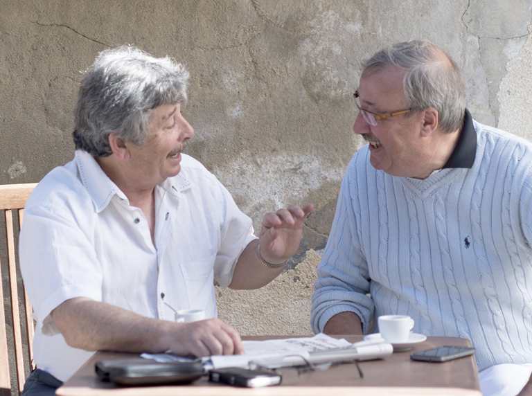 Twee vrienden in gesprek.