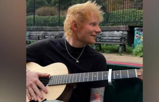 Ed Sheeran en un parque mientras grababa un videoclip.