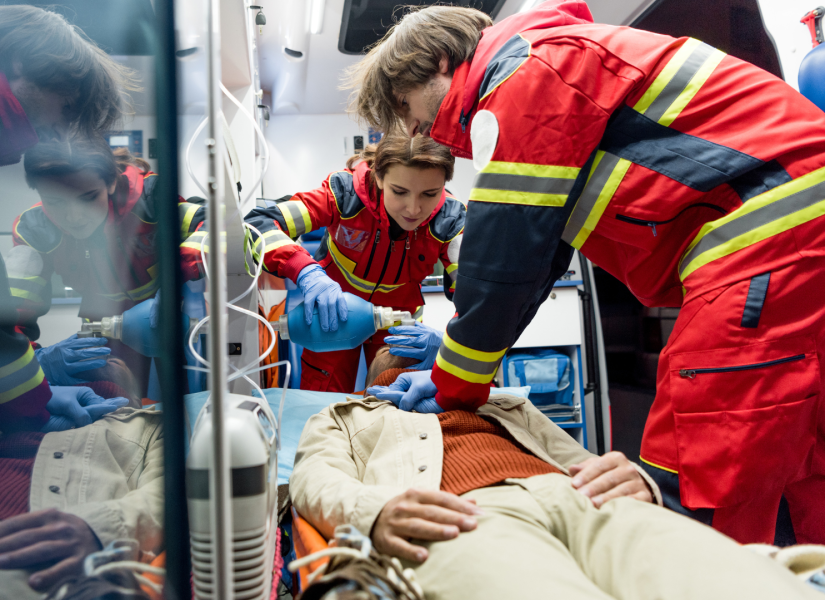 Foto referencial de auxiliares en una ambulancia