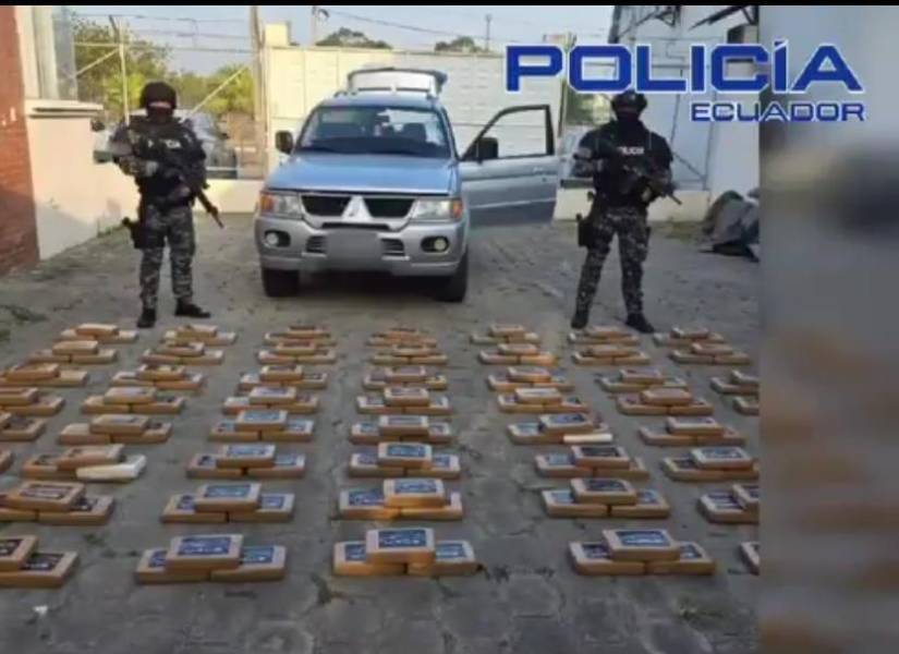 La policía junto al auto donde se encontraron los 160 kilos de cocaína