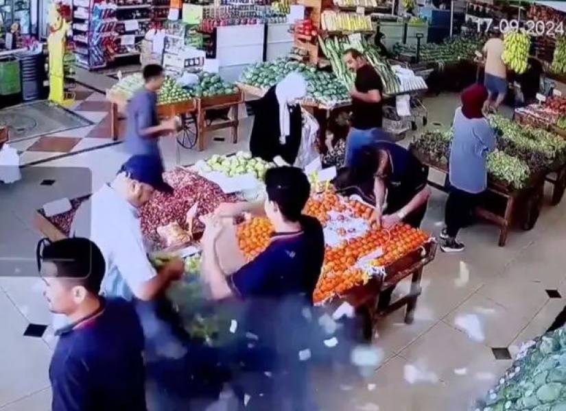 El momento en el que al parecer un aparato buscapersonas explota en el bolsillo de un hombre mientras estaba en un supermercado.