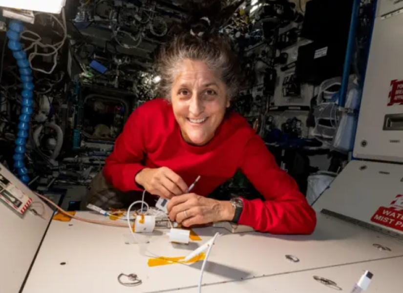 La astronauta Suni Williams (en la foto) y su colega Butch Wilmore están varados en la Estación Espacial Internacional.