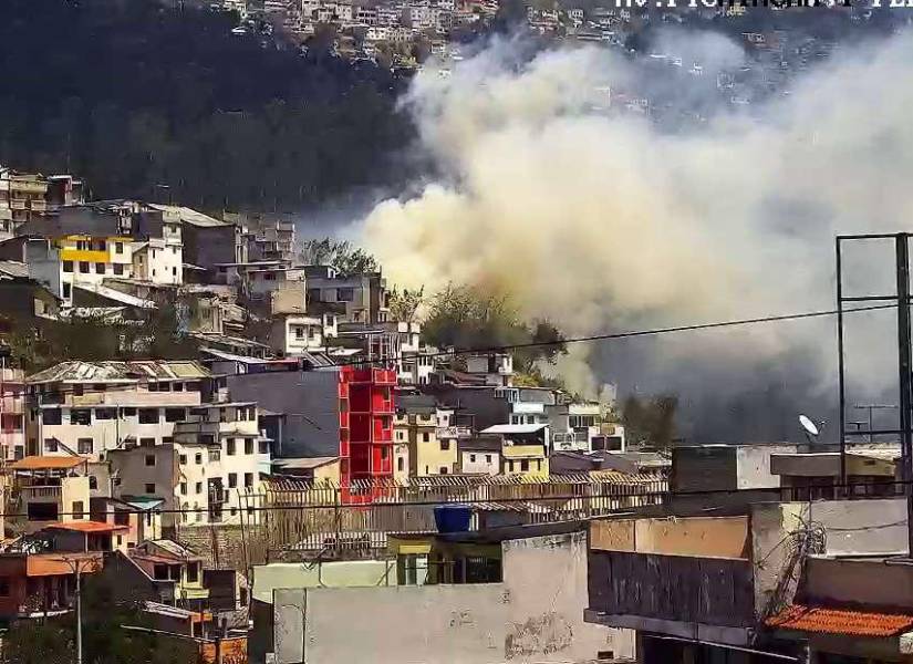 El incendio en el cerro Ilaló fue captado por cámaras de video vigilancia.