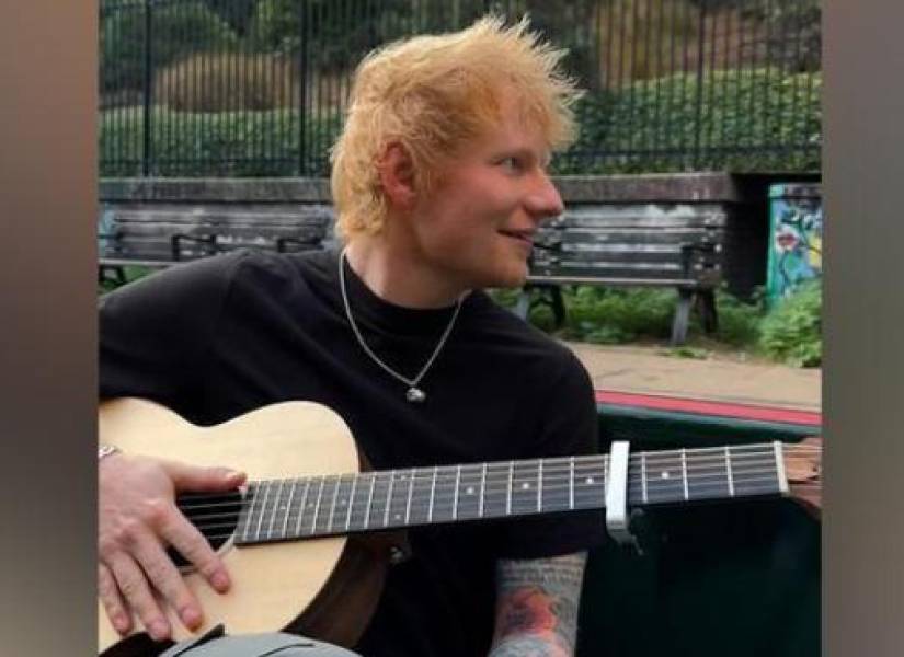 Ed Sheeran en un parque mientras grababa un videoclip.