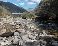 Técnicos de Etapa realizan operativos para medir el caudal en zonas de recarga hídrica y cuantificar la disponibilidad de agua para la ciudad.