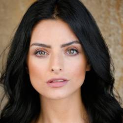 Aislinn Derbez es una actriz mexicana reconocida por su participación en telenovelas y series de televisión, además de ser hija del famoso comediante Eugenio Derbez.