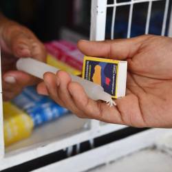 Imagen de una persona comprando velas y fósforos ante apagones.