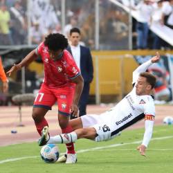 Ezequiel Piovi disputa el balón con un jugador de El Nacional por Liga Pro