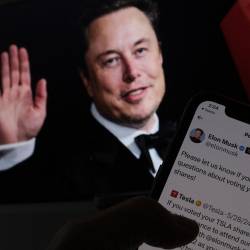 Esta imagen ilustrativa creada en Los Ángeles muestra la campaña del empresario sudafricano Elon Musk lanzada en X (Photo by Chris DELMAS / AFP)