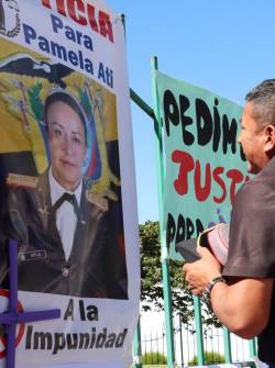 El padre de Pamela Ati durante un plantón frente al Ministerio de Defensa en Quito el 29 de julio de 2024.