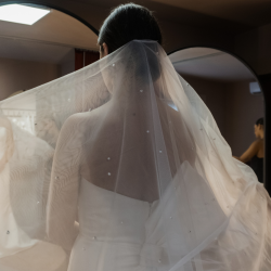 Foto referencial de una mujer con su vestido de boda