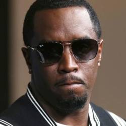 Sean Diddy Combs es un reconocido rapero, productor musical y empresario estadounidense. Ha sido una figura influyente en la industria del hip-hop y ha lanzado una exitosa carrera tanto en la música como en los negocios.