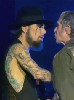 Captura de pantalla de la pelea entre la banda Jane's Addiction sobre los escenarios de un show en Boston.