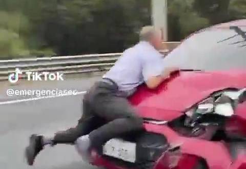 Captura de pantalla del incidente de tránsito en la vía Perimetral, captado por un conductor.