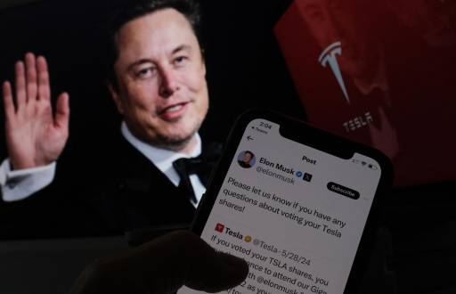 Esta imagen ilustrativa creada en Los Ángeles muestra la campaña del empresario sudafricano Elon Musk lanzada en X (Photo by Chris DELMAS / AFP)