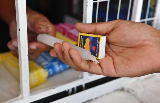 Imagen de una persona comprando velas y fósforos ante apagones.