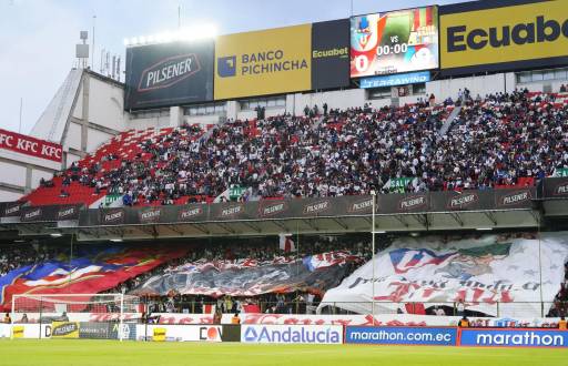 Hinchada de Liga de Quito en el partido ante Barcelona SC por la Liga Pro