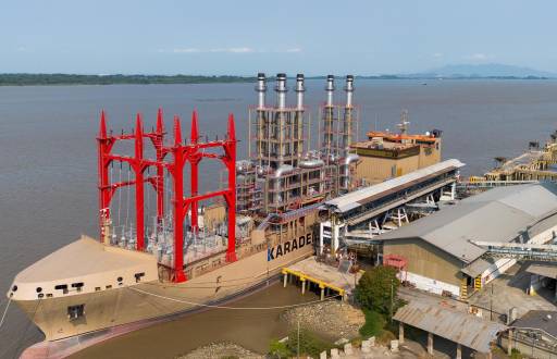 Fotografía de archivo del 8 de septiembre de 2024 del buque Emre Bey, realizando pruebas de generación eléctrica para entrar en operación, en el río Guayas, en Guayaquil (Ecuador).