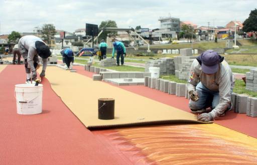 Se coloca el material sintético de la pista atlética Jefferson Pérez en Cuenca