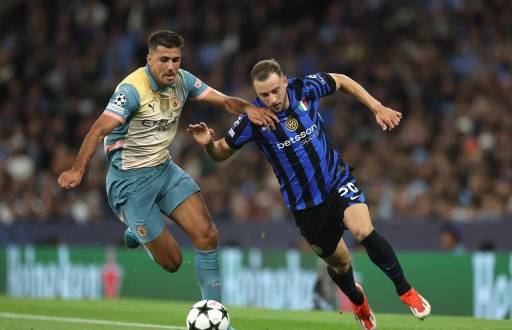 Jugadores de ambos clubes disputando el balón.