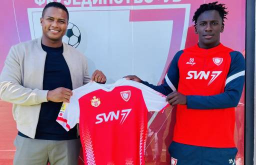 Antonio Valencia junto al jugador Joe Arana, transferido al fútbol de Serbia.