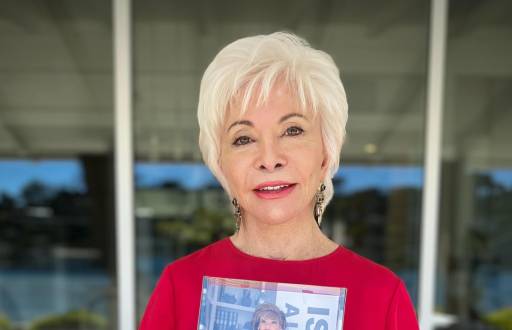 MADRID, 13/09/2024.- La escritora chilena Isabel Allende, uno de los autores en español más leídos en el mundo, ha inspirado una muñeca Barbie que desde este viernes se puede comprar online en preventa y, además de llevar en la mano su obra más reconocida.