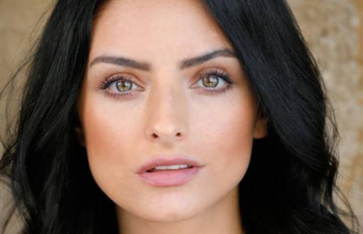 Aislinn Derbez es una actriz mexicana reconocida por su participación en telenovelas y series de televisión, además de ser hija del famoso comediante Eugenio Derbez.