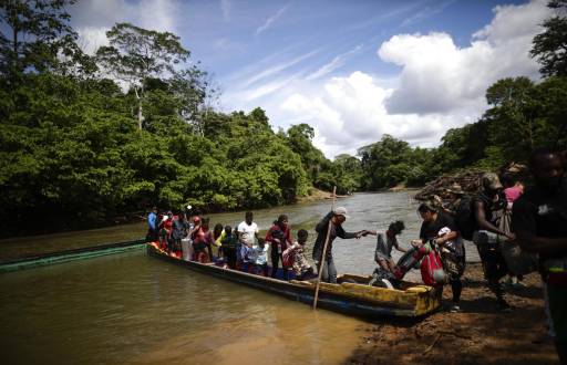 Fotografía de archivo de migrantes mientras descienden de una canoa antes de llegar a la Estación de Recepción Migratoria de Lajas Blancas luego de atravesar la selva del Darién.