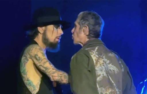 Captura de pantalla de la pelea entre la banda Jane's Addiction sobre los escenarios de un show en Boston.