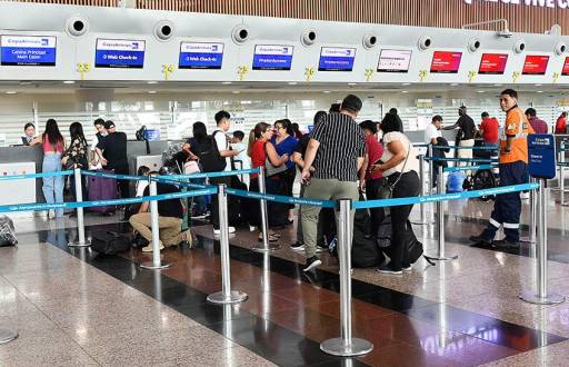 Imagen de pasajeros en el aeropuerto José Joaquín de Olmedo de Guayaquil.